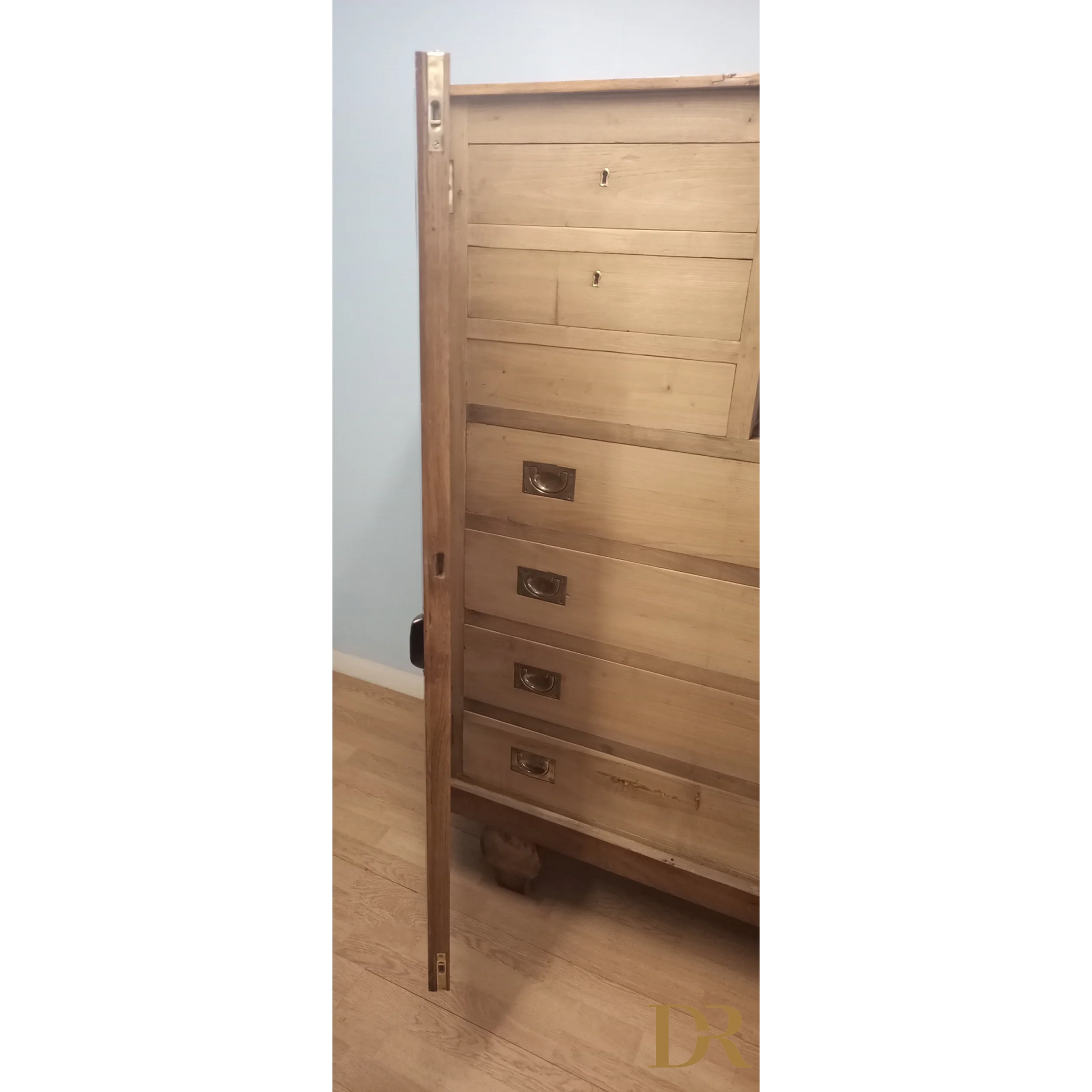 Mobile cassettiera restaurato in noce con cassetti e maniglie in ottone