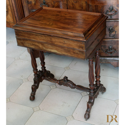 Antico mobile cucito francese in mogano, stile XIX secolo, con gambe torsade
