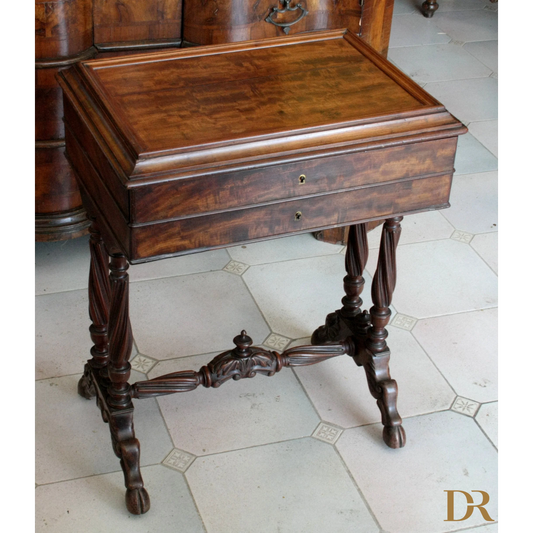 Antico mobile da cucito francese in mogano, stile XIX secolo, con cassetti e gambe torsade