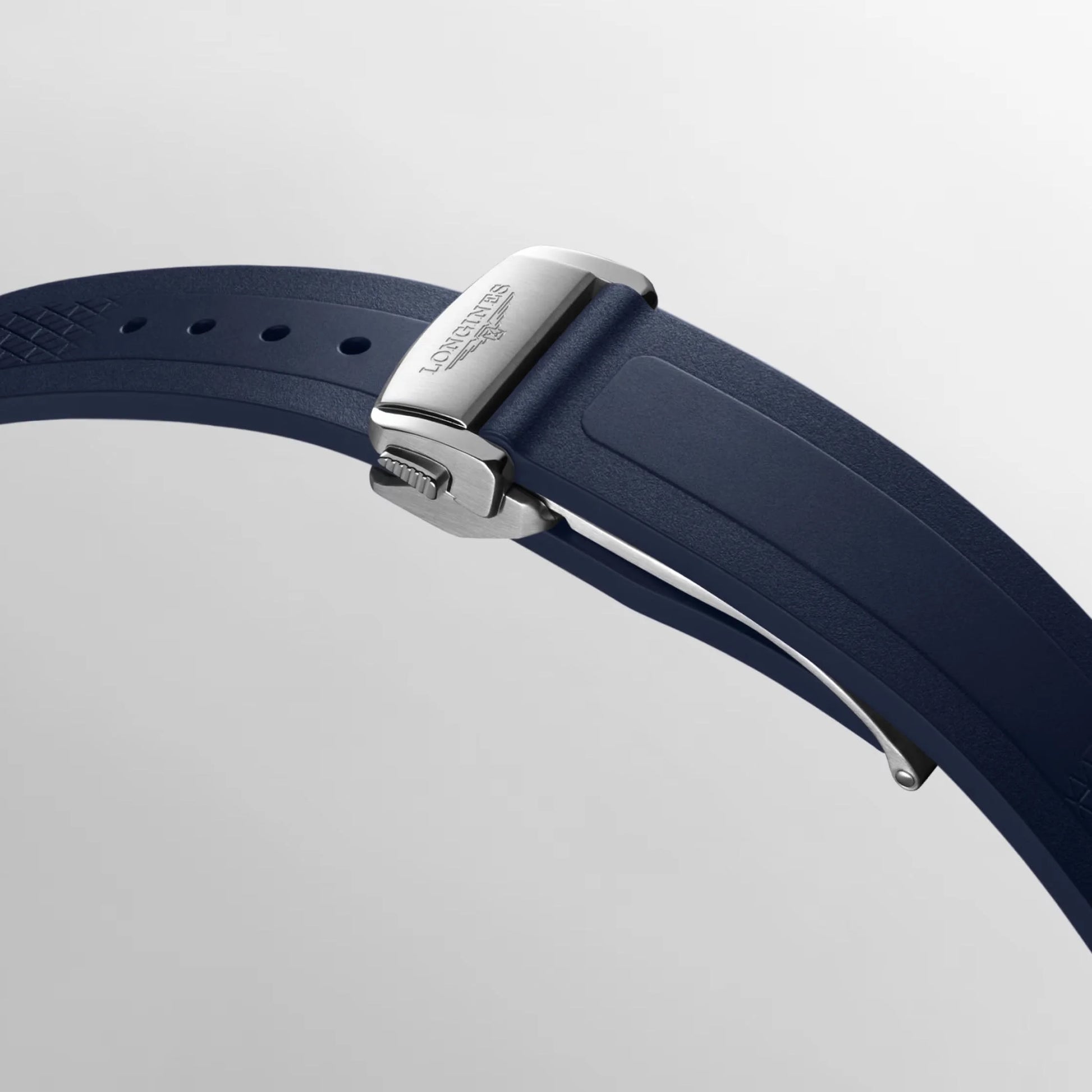 Cinturino in gomma blu navy con fibbia in acciaio lucido longines per orologio conquest protetto dall ufficio federale svizzero
