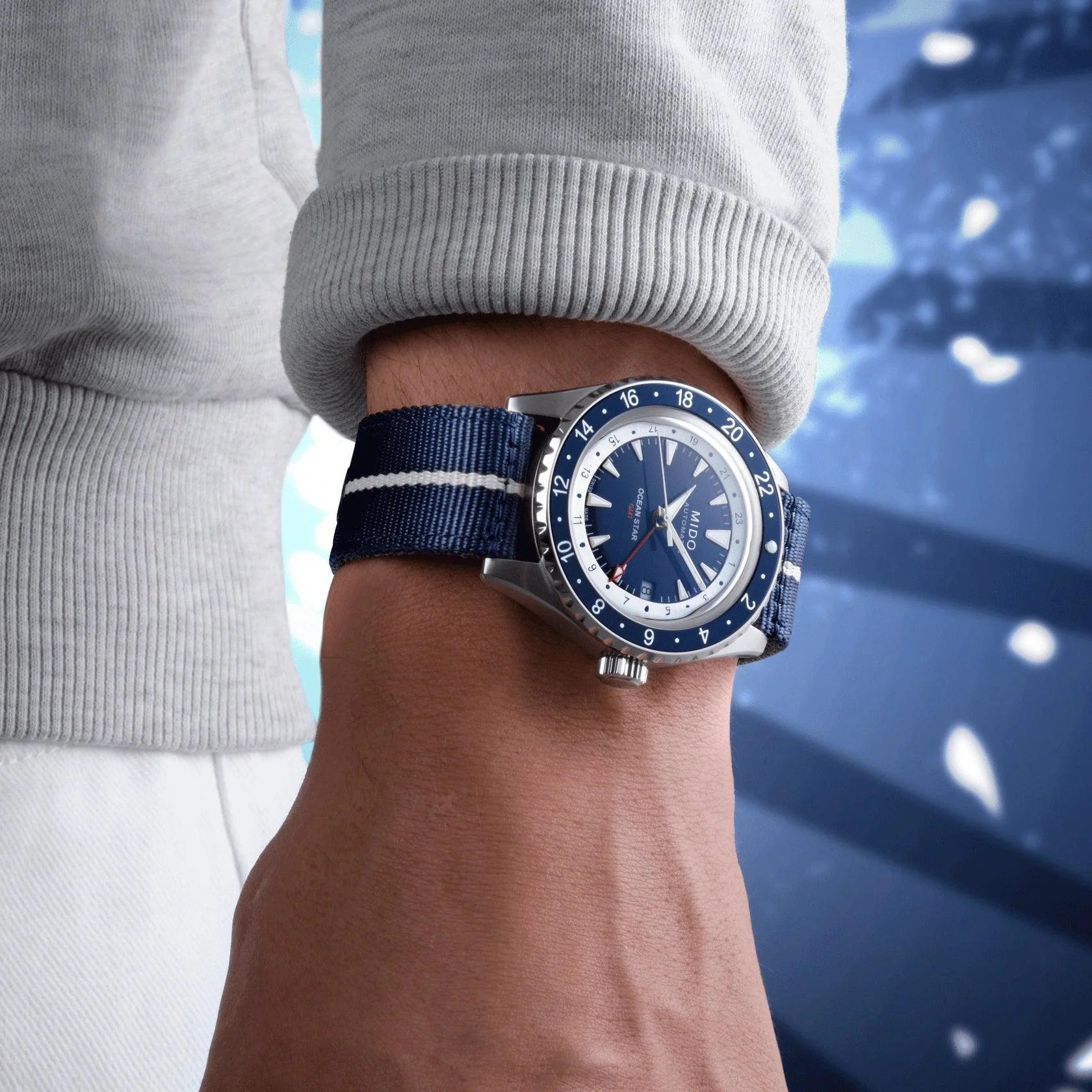 Mido ocean star funzione gmt con cinturino in nylon blu e bianco e fibbia in metallo argento indossato al polso