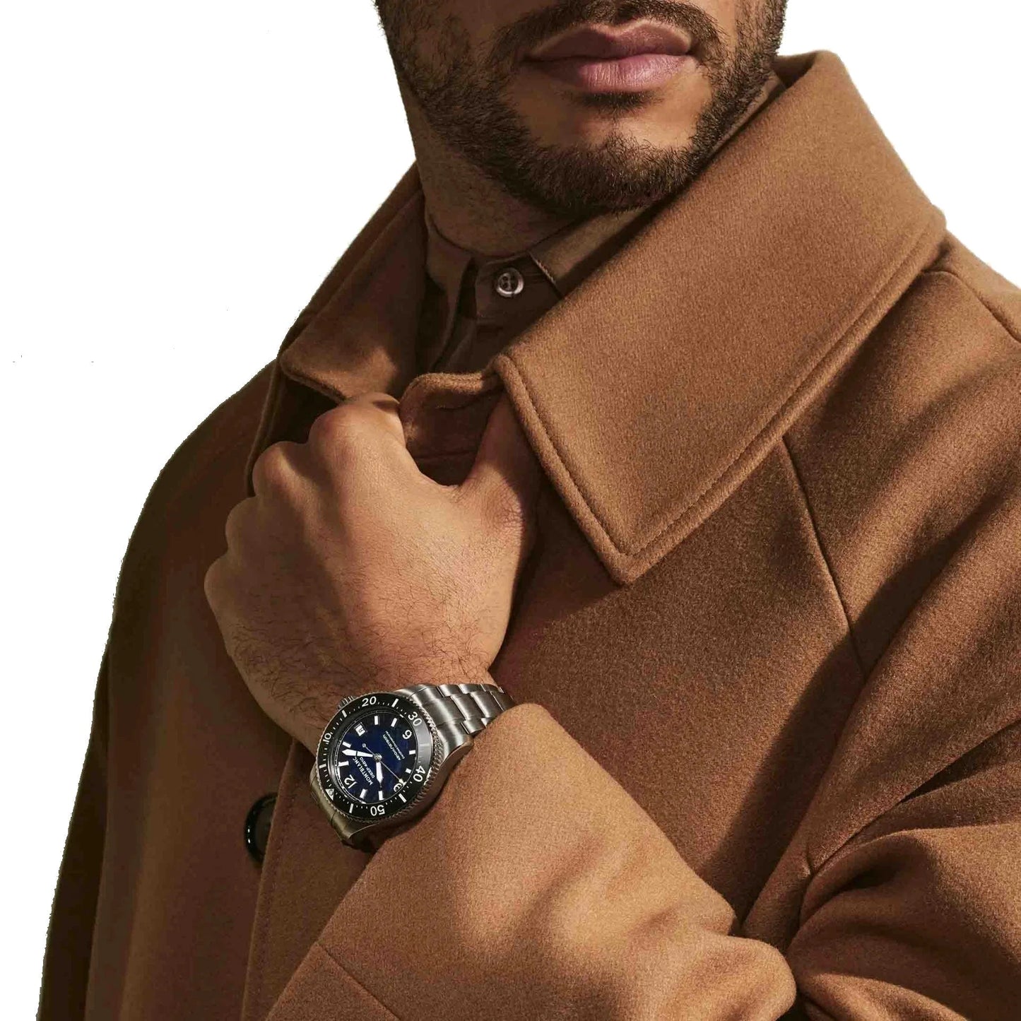 Montblanc iced sea oxygen deep orologio subacqueo in titanio 43mm con quadrante blu e ghiera nera al polso di uomo