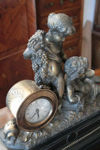 Orologio napoleone iii francese in bronzo ottone xix secolo con due putti in metallo che tengono grappoli d uva