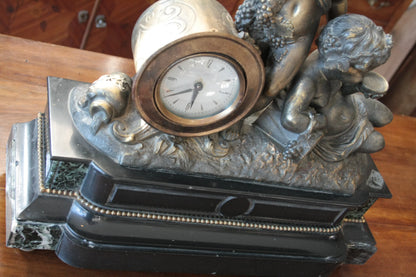 Orologio napoleone iii francese in bronzo ottone xix secolo con cherubini e base in marmo nero con accenti verdi