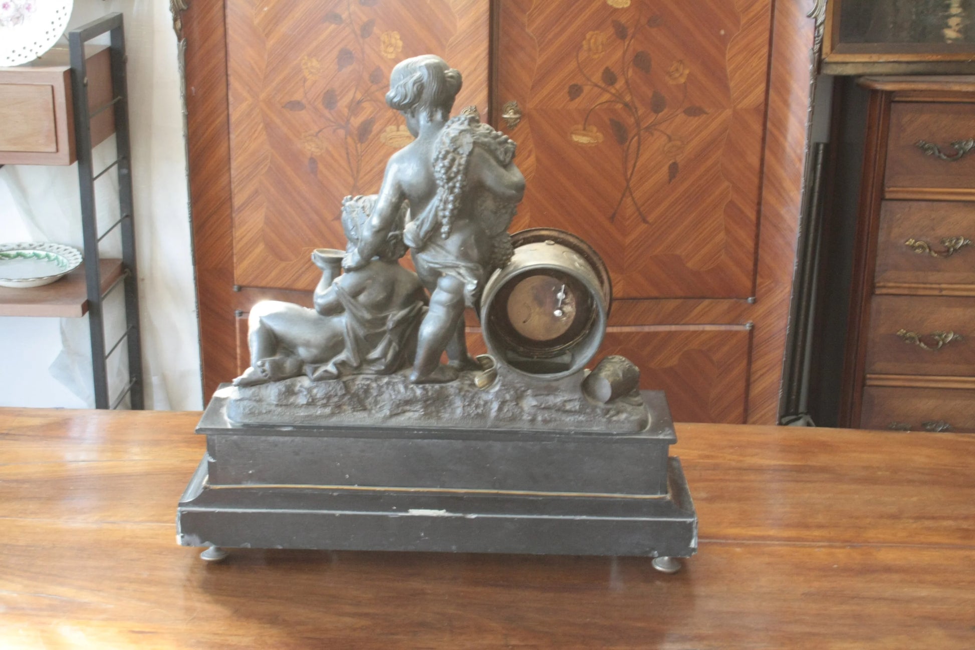 Orologio napoleone iii francese in bronzo ottone e marmo xix secolo con figure di putti e decorazioni d’uva