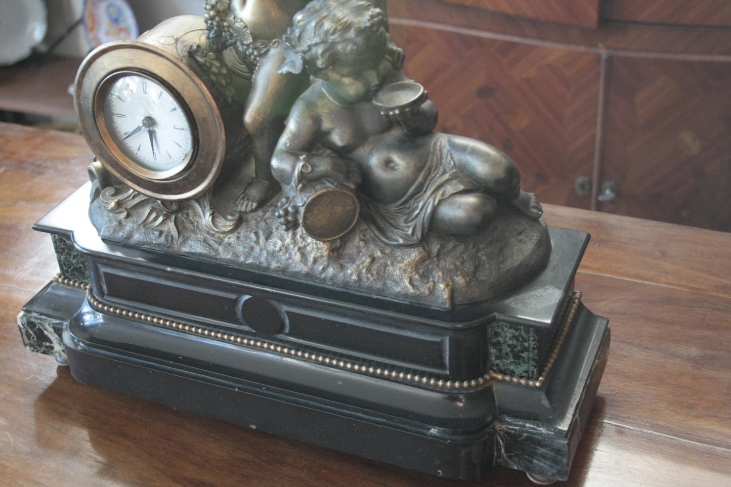 Orologio napoleone iii francese in bronzo ottone xix secolo con base in marmo e figura su mantel clock
