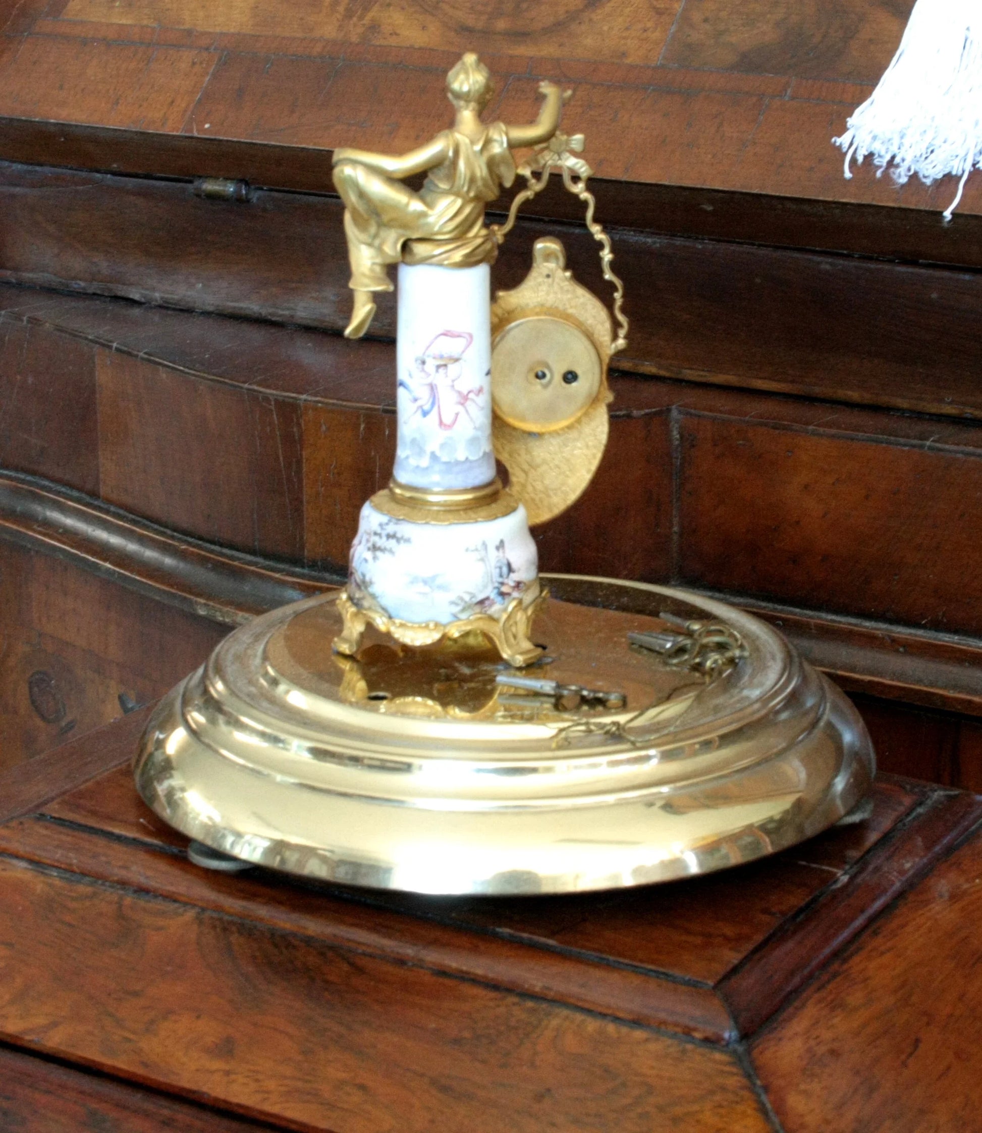 Orologio da tavolo in bronzo e smalti art decò con figura femminile dorata scena galanti xix secolo base