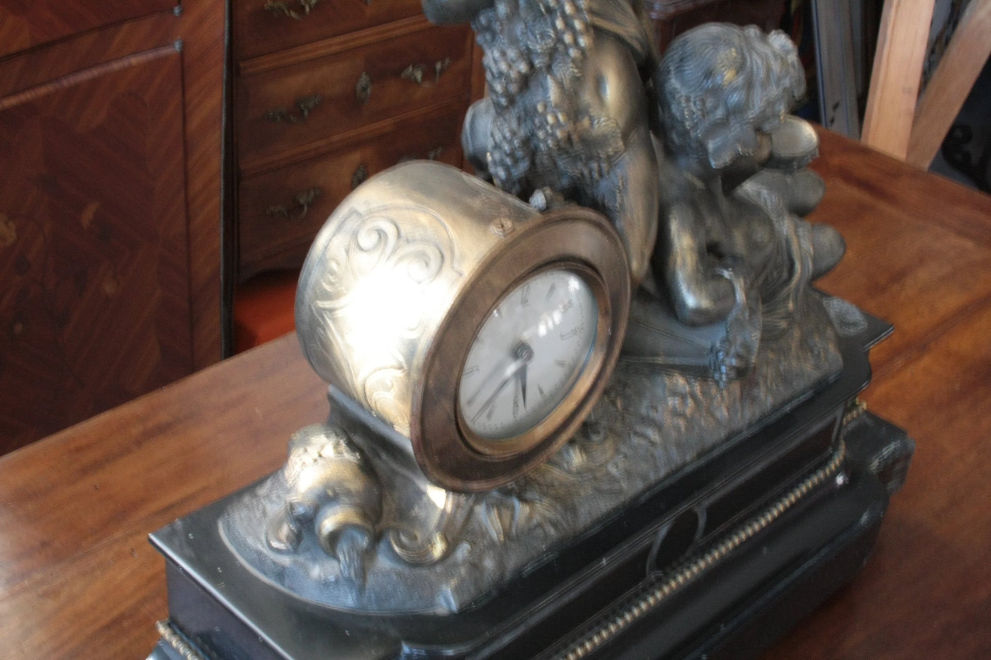 Orologio napoleone iii francese in bronzo ottone xix secolo con base in marmo e figura di cupido e grappoli d uva