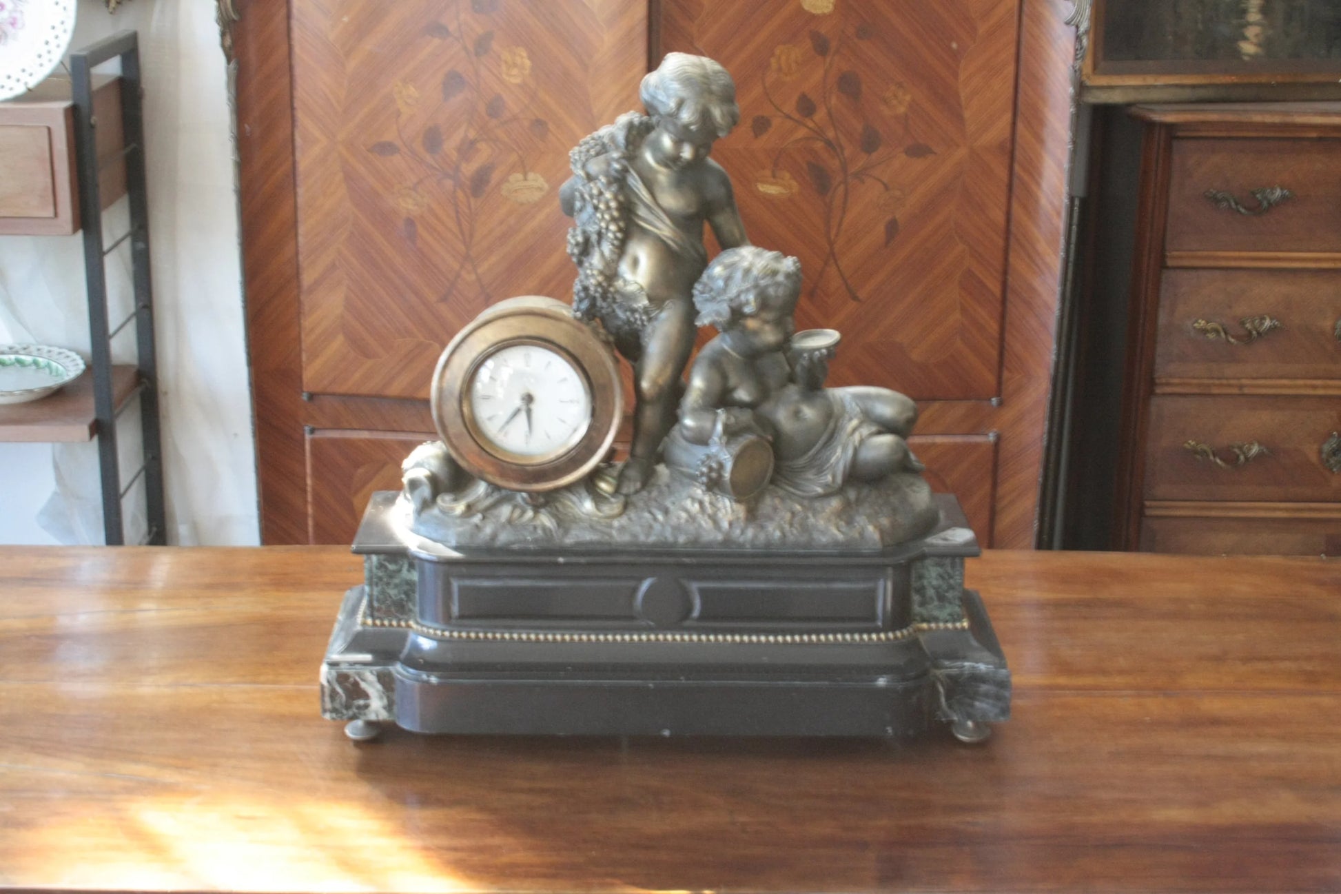Orologio napoleone iii francese in bronzo ottone xix secolo con finitura bronzea e due figure di cherubini ornamentali