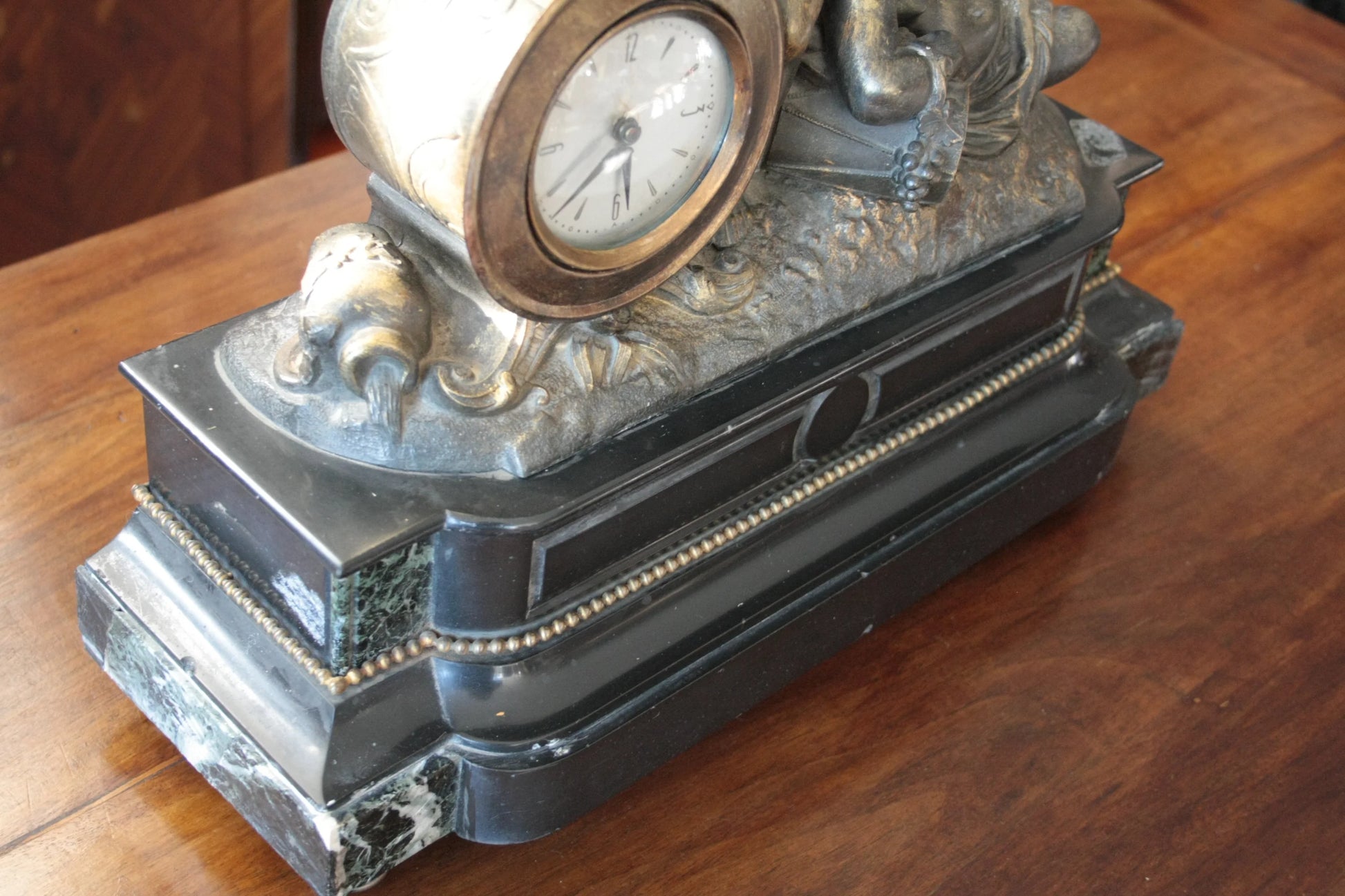 Orologio napoleone iii francese in bronzo ottone xix secolo con base in marmo e design antico decorativo