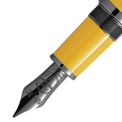 Un elegante stilografica montblanc gialla con pennino in metallo inciso appartenente a characters enzo ferrari