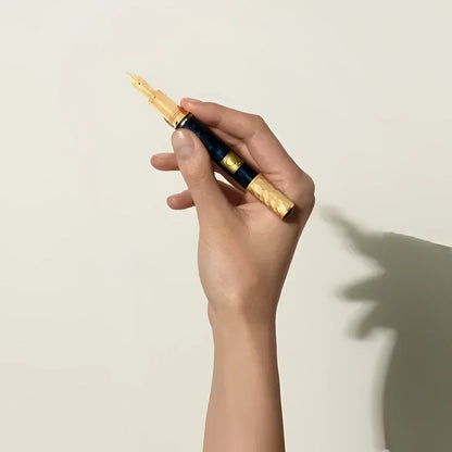 Stilografica montblanc masters of art navy blue con dettagli oro ispirata a gustav klimt edizione limitata