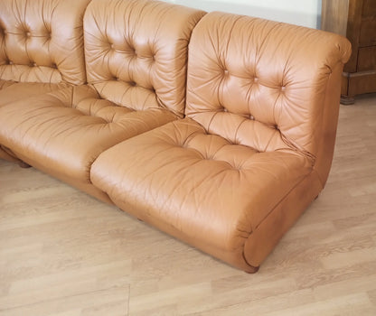 Divano modulare vintage in pelle cognac con cuscini capitonnè in pelle italiana anni 70 set di 5