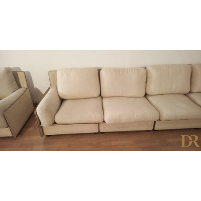 Divano modulare cream color con tre cuscini modello redifiori di riccardo arbizzoni per zanotta 1978