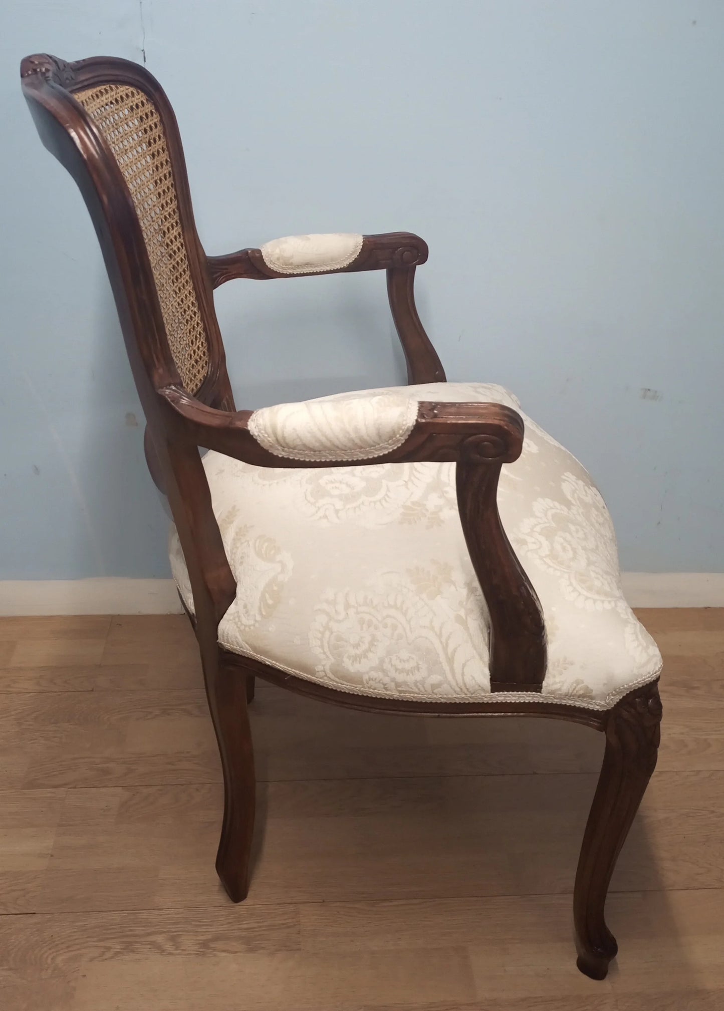 Poltrona a pozzetto in noce vintage restaurata con schienale in paglia di Vienna e rivestimento crema elegante