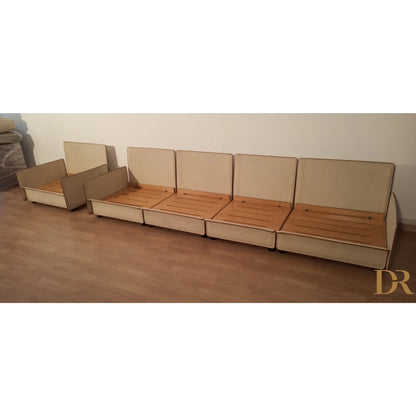 Divano modulare modello redifiori di riccardo arbizzoni per zanotta 1978 con sedute in legno e schienali beige