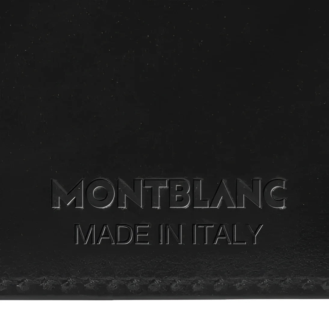 Custodia porta passaporto montblanc meisterstück in pelle nera con marchio in rilievo e artigianato italiano