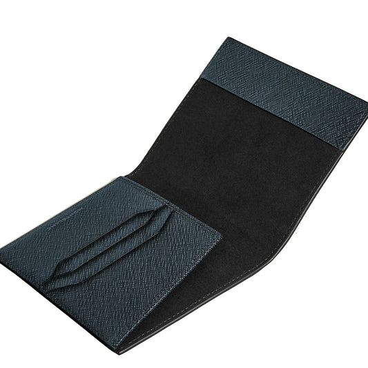 Custodia per passaporto montblanc in pelle sartorial goffrata blu con interno in suede nero e cuciture rifinite