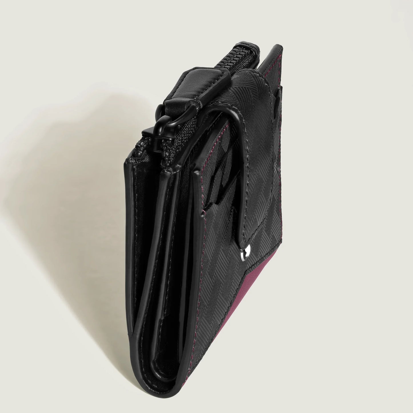 Portafoglio mini extreme nero cassis montblanc in pelle con motivo geometrico, cuciture rosse e chiusura a zip elegante