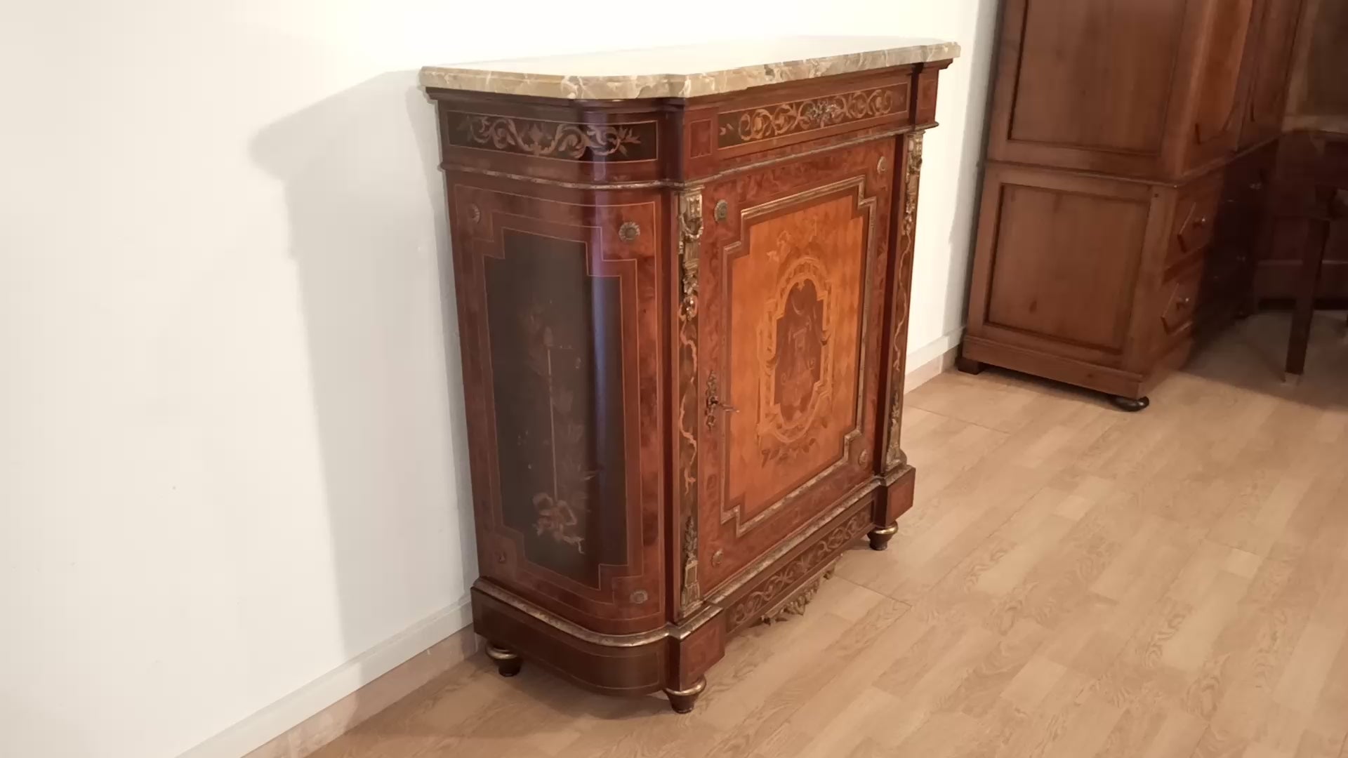 Credenza intarsiata con applicazioni ottone marmo XX secolo varie essenze legno