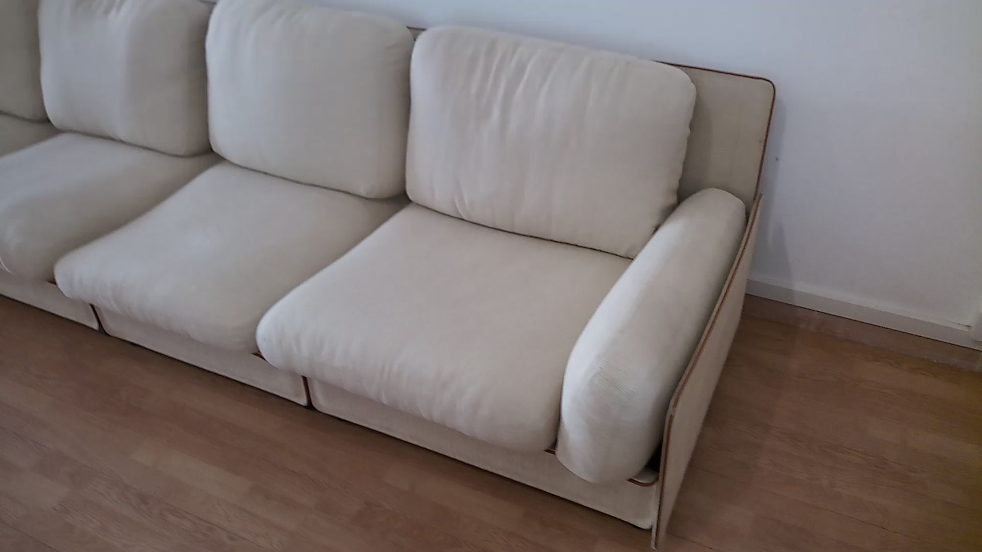 Divano modulare di Riccardo Arbizzoni, modello Redifiori set con dettagli scuri