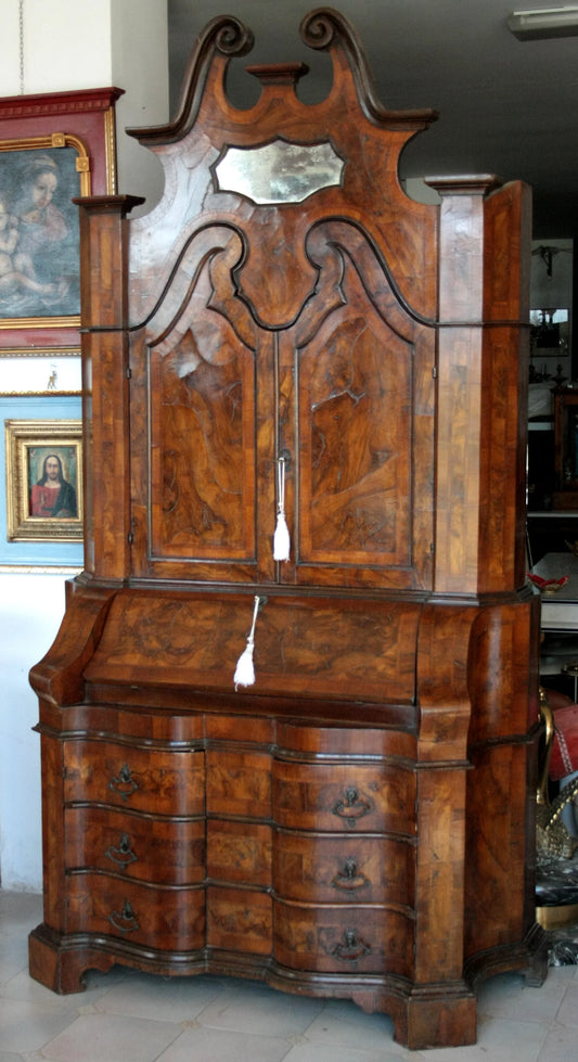 Trumeau lombardo originale in noce e radica con linea trapezoidale elegante e corpo mosso presenta dettagli scolpiti e specchio