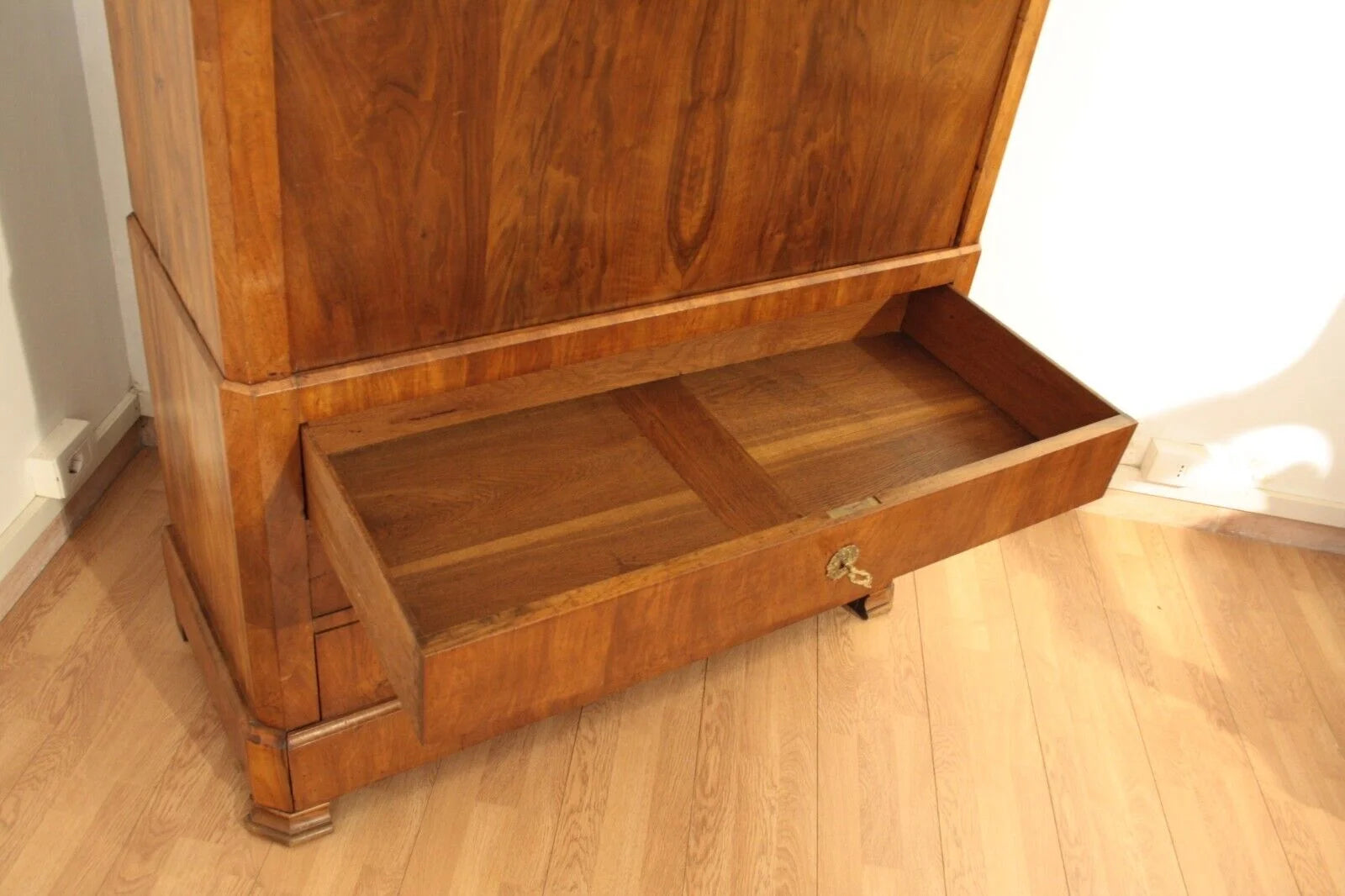 Secretaire scrittoio credenza umbertino in rovere massello originale fine ottocento con cassetto aperto e pomello di cristallo