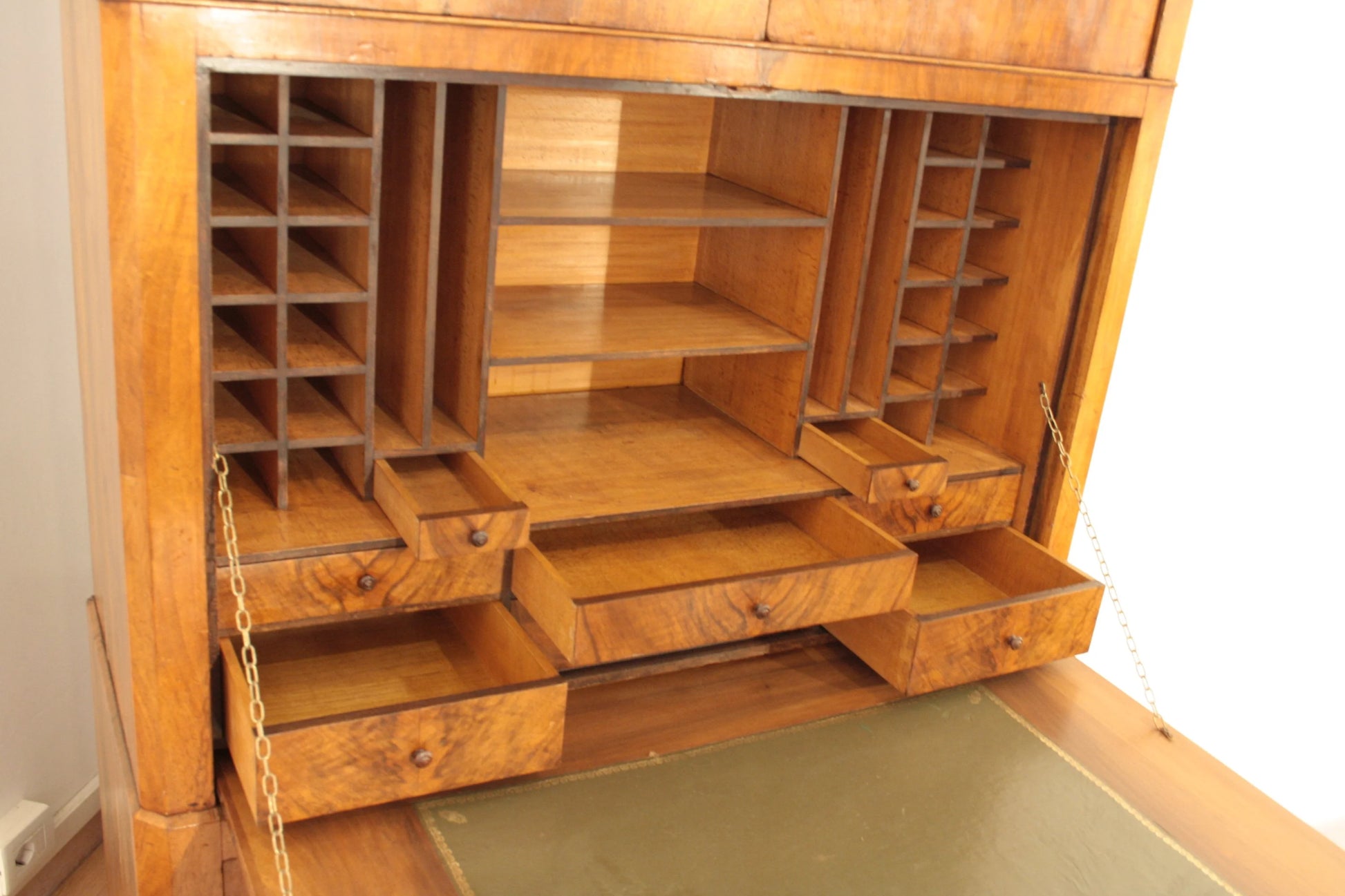 Splendido secretaire umbertino in rovere massello con più scomparti e cassetti estraibili finemente lavorato fine ottocento