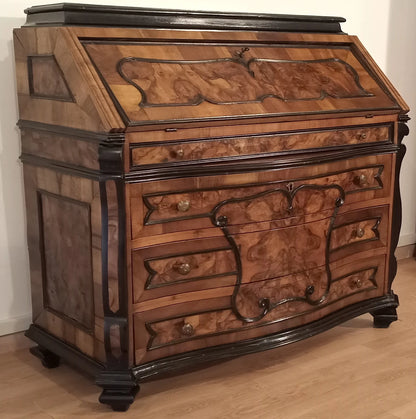 Cassettiera ribalta lombarda settecentesca originale in legno con modanature decorative e pannelli in noce burlato