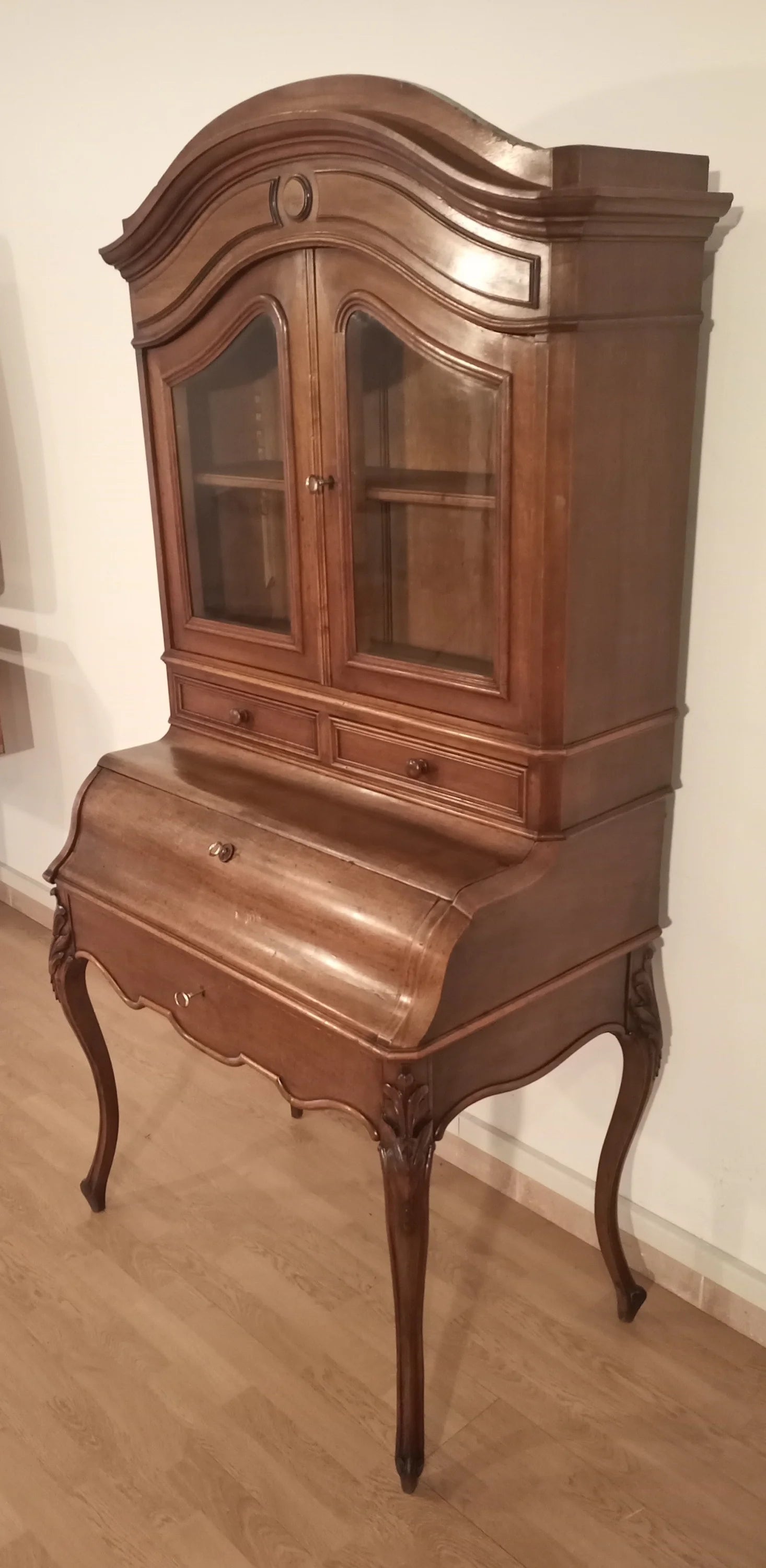 Ornate credenza scrittoio in rovere massello con ante a vetro curve e gambe a cabriolet restaurata ottocento