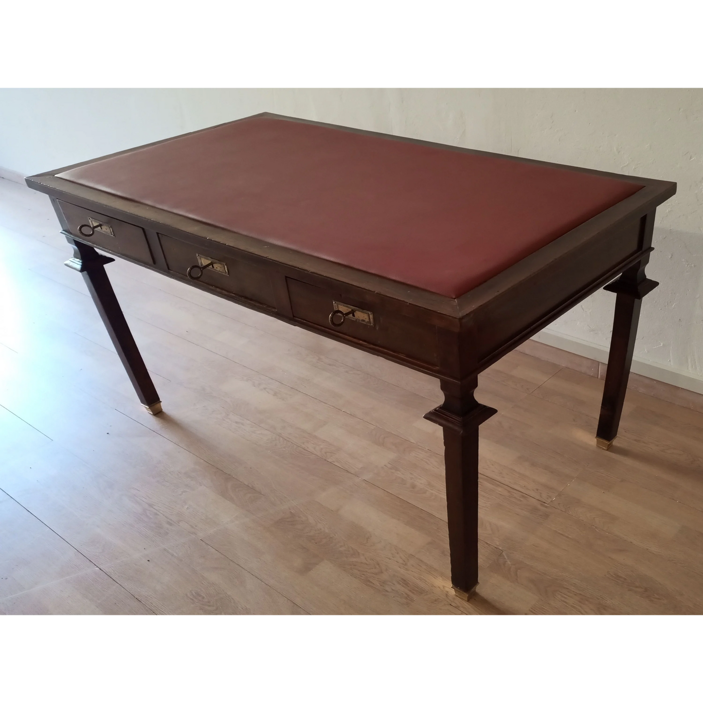 Scrivania Vintage Stile Impero ottocento Noce Piedini in Ottone e Piano Pelle Dario Raia Antiquariato Modernariato Vintage legno massello lucidatura a tampone maniglie ottone Mobile in legno di noce Mobili antichi Mobili nuovi per la casa Mobili per la casa nuova noce originale ottone piano in pelle Scrivania in legno scrivania mid century modern scrivania stile impero tre cassetti