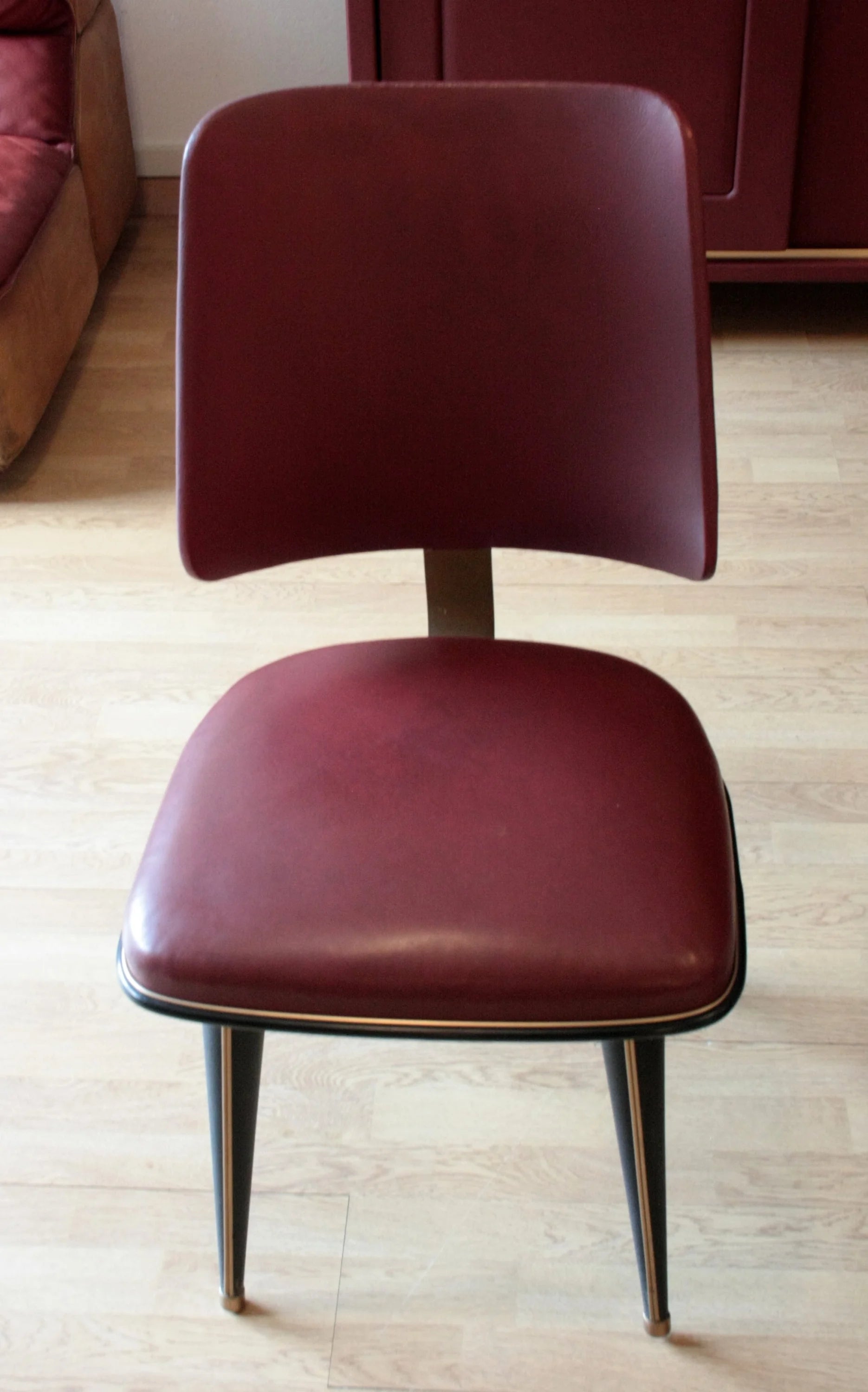Set scrivania e tre sedie umberto mascagni in similpelle bordeaux con gambe smusse e design ministeriale anni 50