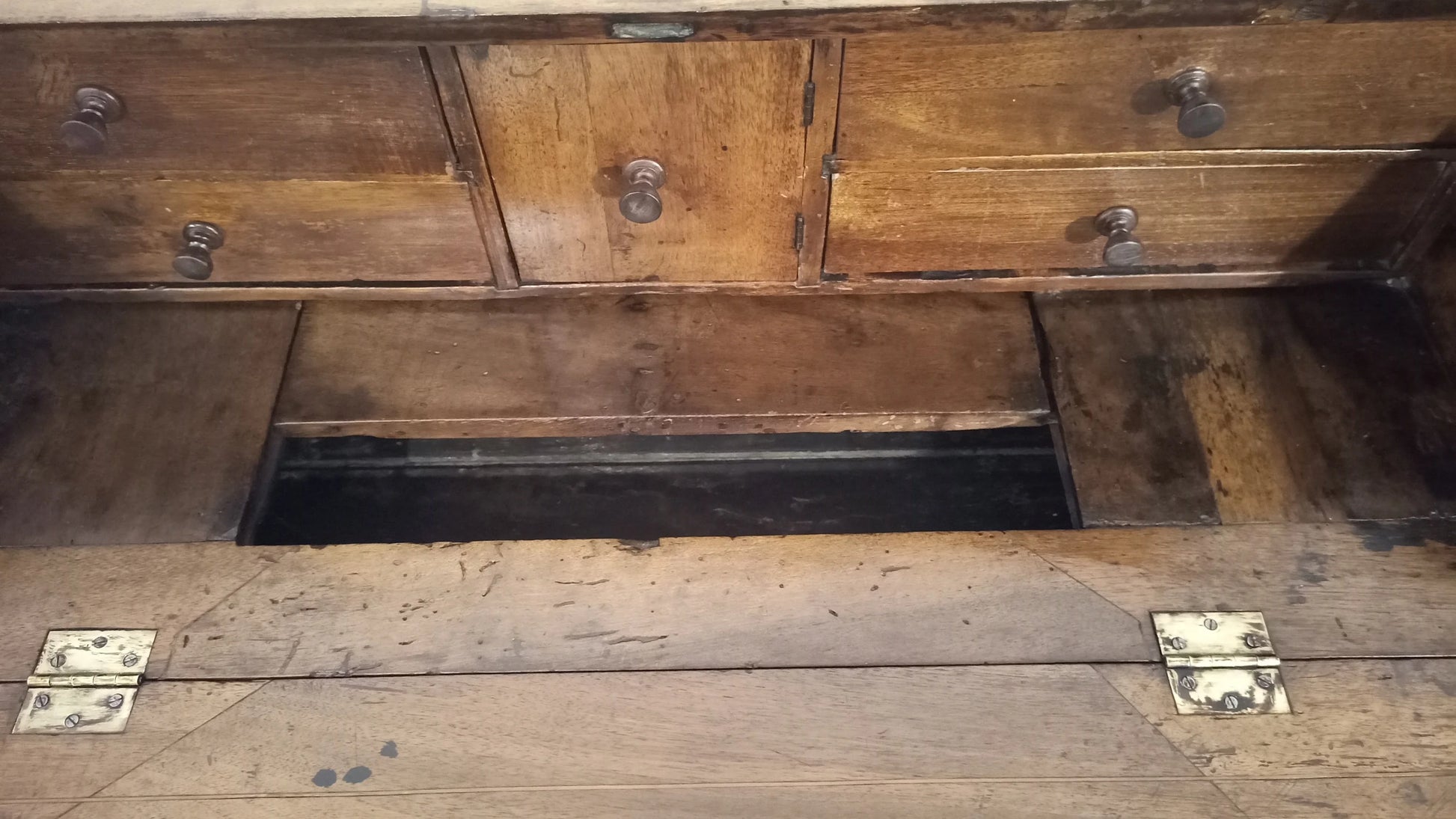 Scrivania a ribalta xviii secolo in legno con cassetti e scomparto nascosto di design elegante e funzionale