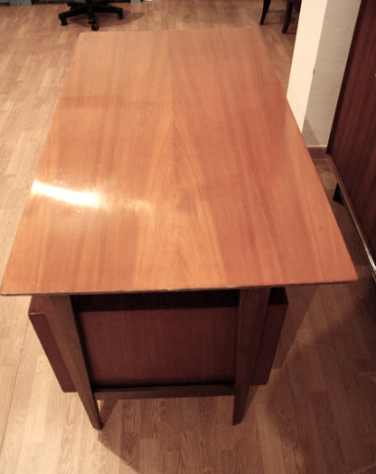 Scrivania scrittoio edmondo palutari anni 50 in legno con piano levigato e gambe scure in design vintage