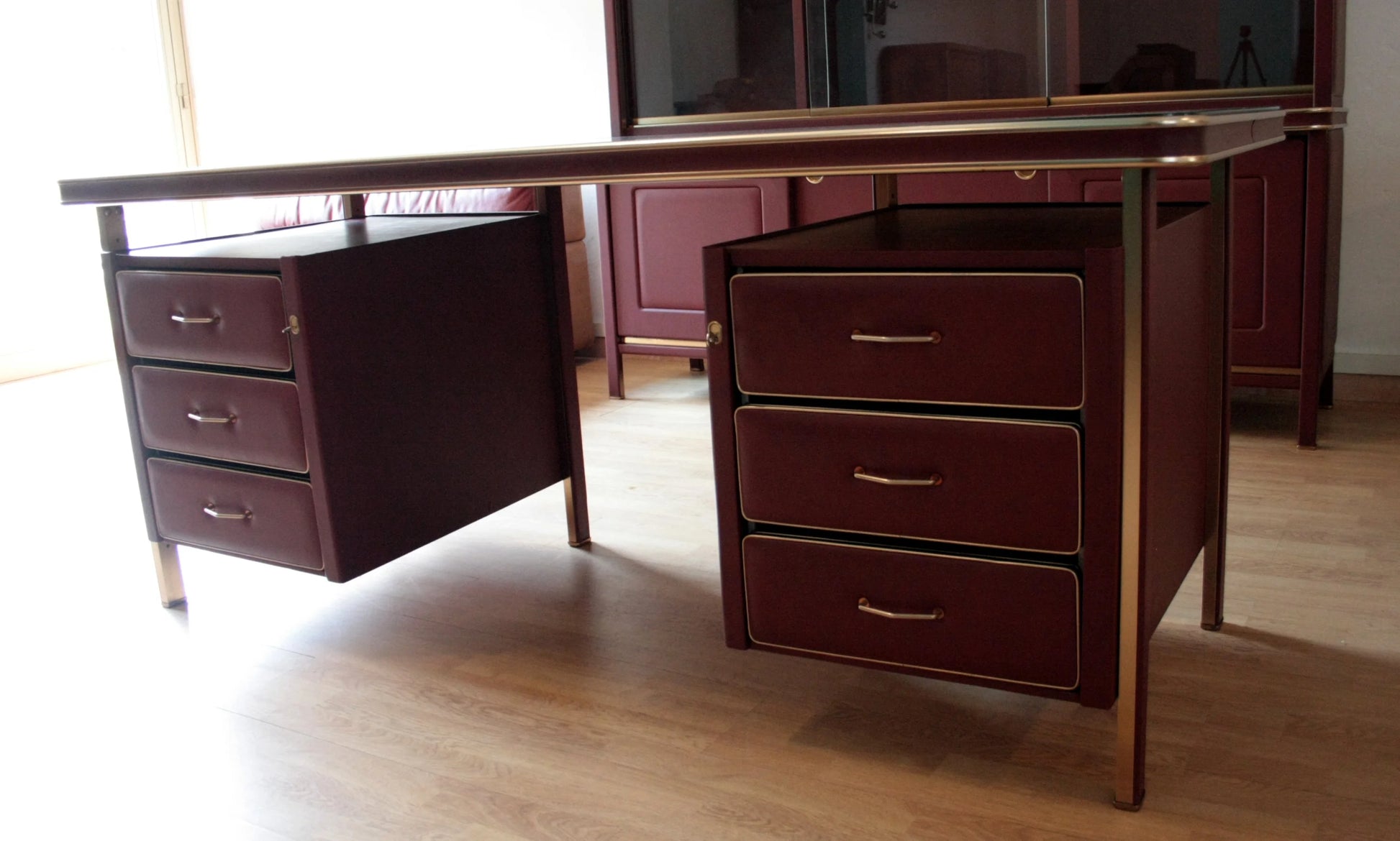 Scrivania ministeriale disegnata da umberto mascagni in similpelle bordeaux e ottone con cassetti in stile anni 1950