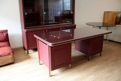 Scrivania ministeriale disegnata umberto mascagni in similpelle bordeaux con rifiniture in ottone stile 1950