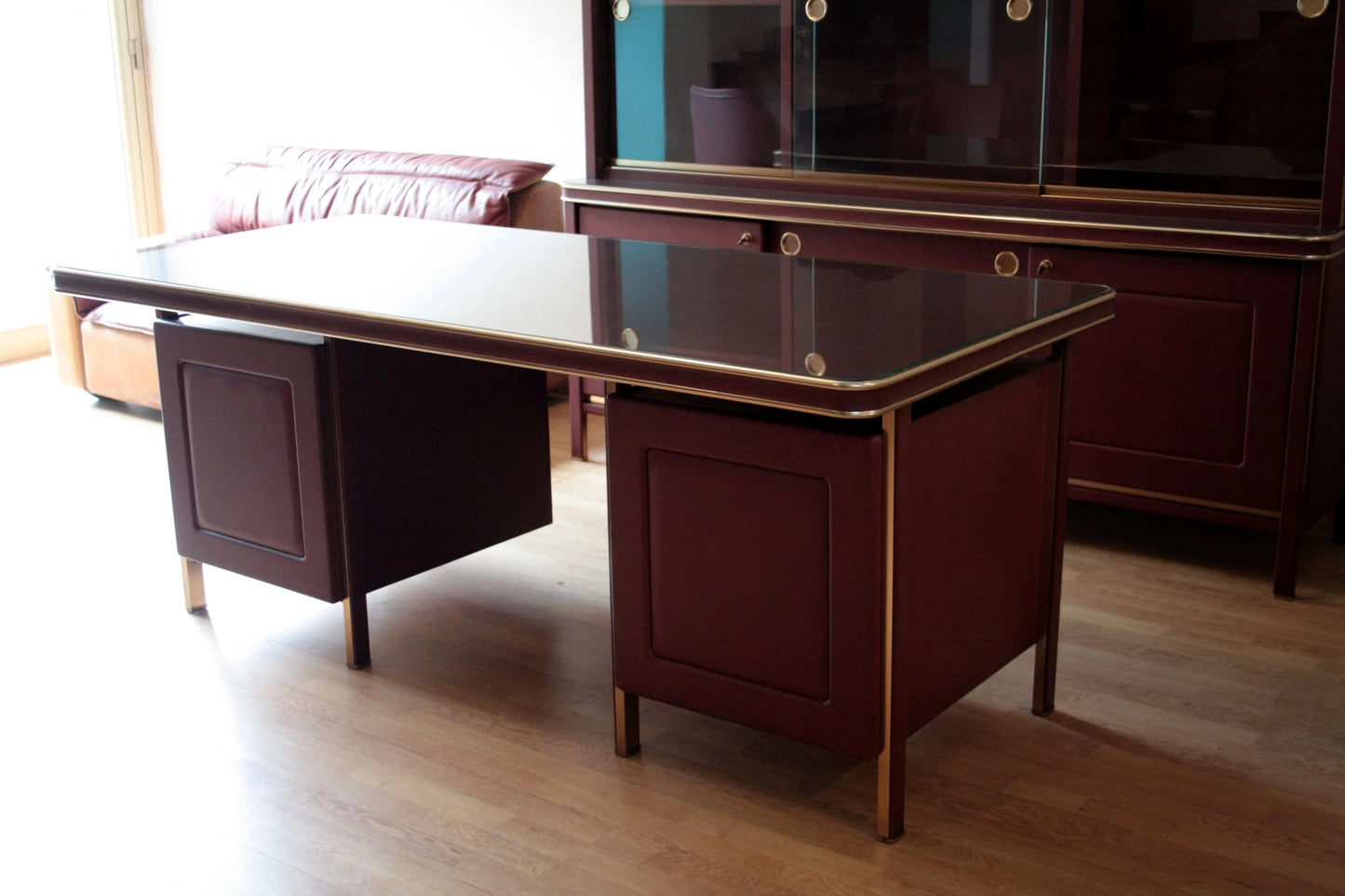 Scrivania ministeriale disegnata da umberto mascagni in similpelle bordeaux con bordature in ottone elegante e raffinata