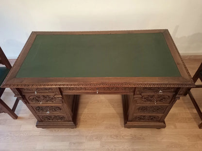 Scrivania studio stile eclettico in noce con piano in pelle verde e cassetti intagliati nel set ministeriale