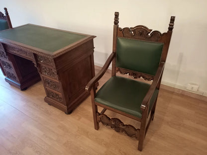 Set di sedie e scrivania ministeriale in noce con sedia intagliata e pelle verde per scrivania studio stile eclettico