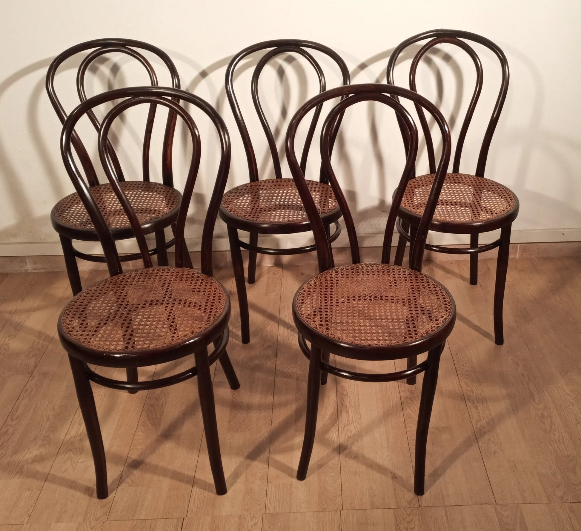 Set di 5 sedie in stile thonet drava con sedili in canna intrecciata secolo xxi