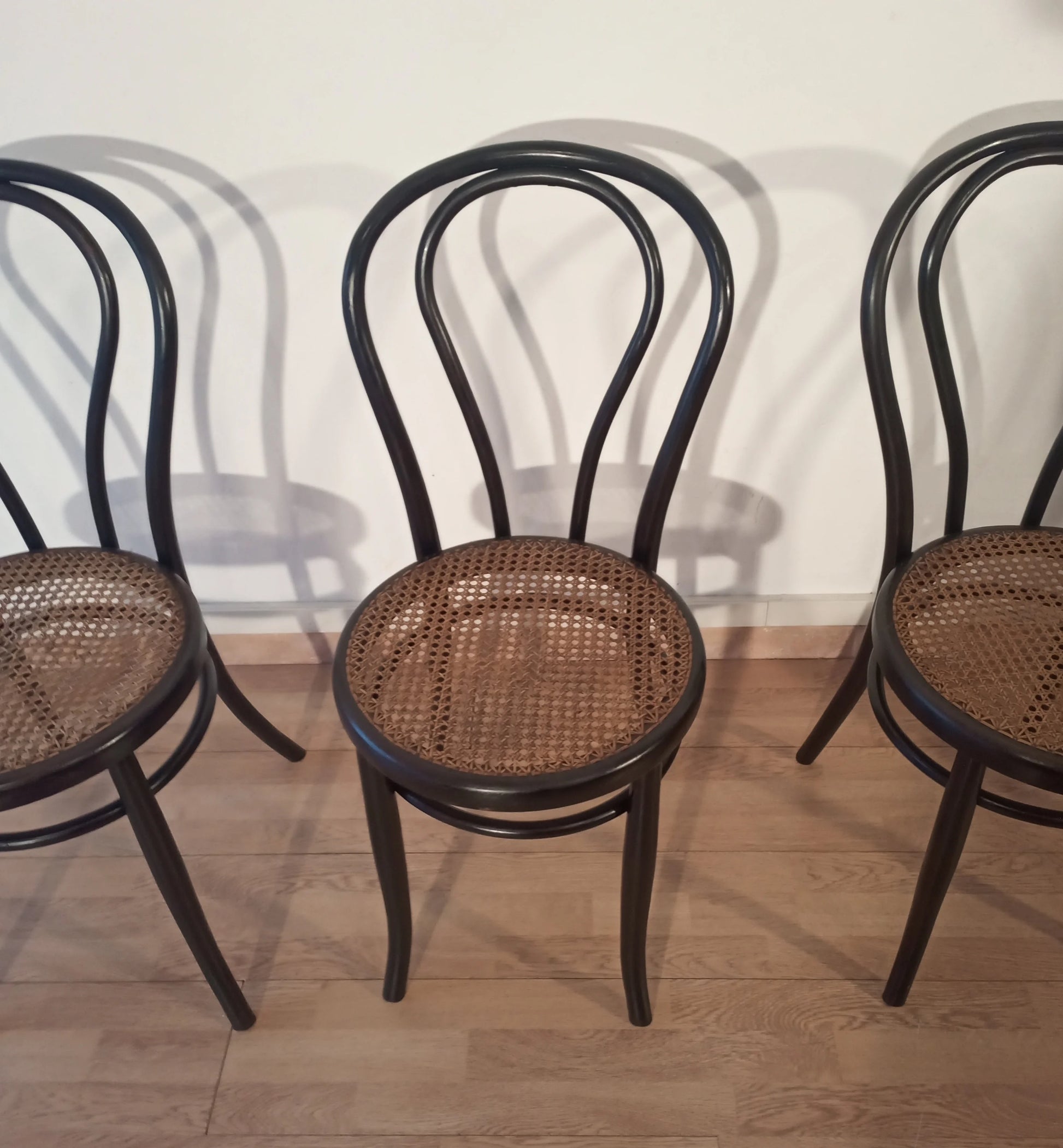 Classiche sedie da pranzo in faggio curvato con sedili in canna tessuta set thonet italia di 4 pezzi