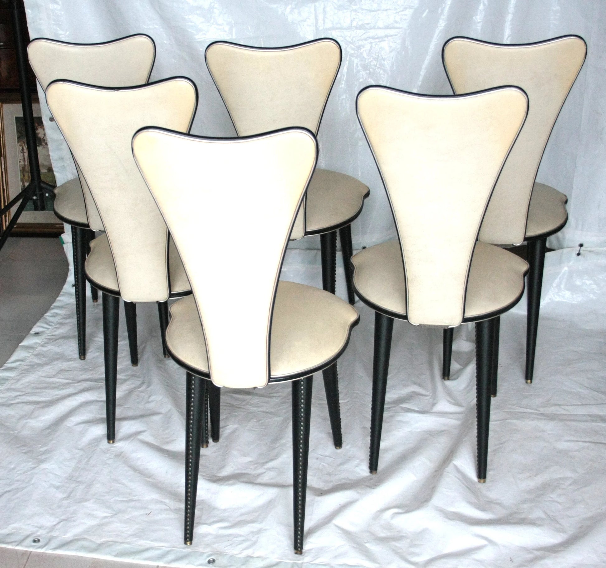 Set 6 sedie umberto mascagni anni 60 in ecopelle bianca con triangolo irregolare e rifiniture nere