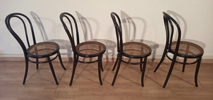 Set di 4 sedie da pranzo in faggio curvato stile thonet italia con sedili in canna disposte in fila