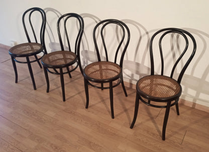 Set di 4 sedie da pranzo thonet italia in faggio curvato con seduta in paglia di vienna disposte in fila