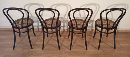 Set di 4 sedie da pranzo in faggio curvato con sedili in canna in stile thonet italia disposte in fila