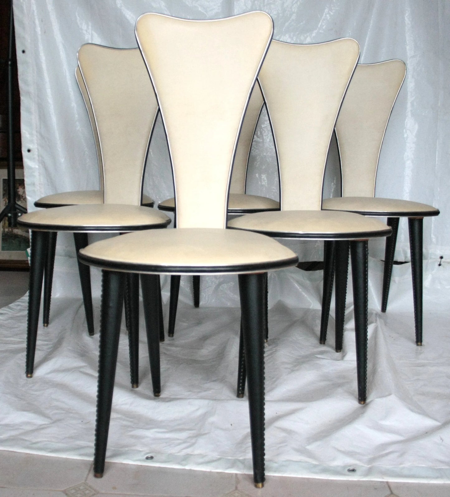 Set di cinque sedie umberto mascagni in ecopelle bianca con design triangolo irregolare anni 60 italia
