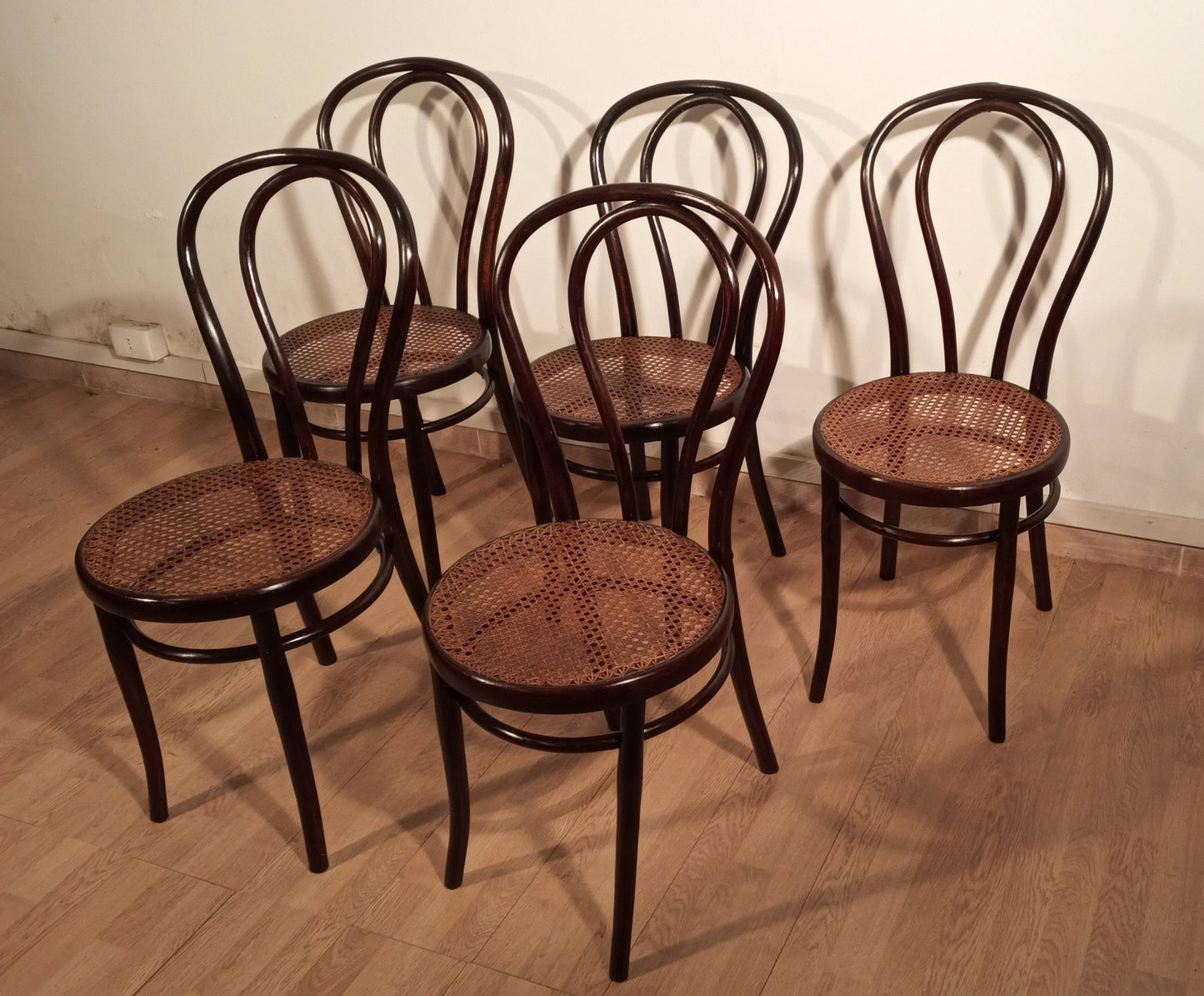Set di cinque sedie stile thonet drava con sedili in paglia intrecciata in legno curvato modello drava d.d. maribor