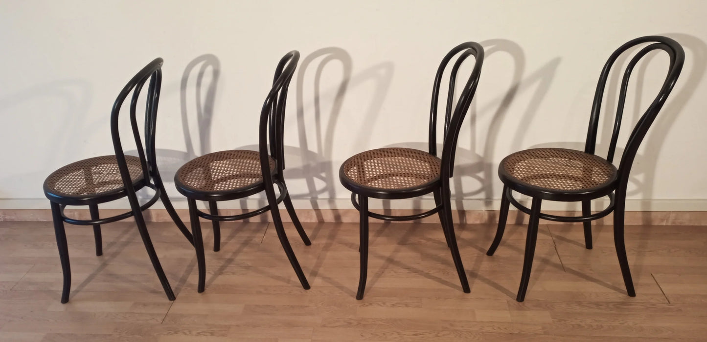 Set thonet italia di quattro sedie da pranzo in faggio curvato con seduta in canna, disposte in fila