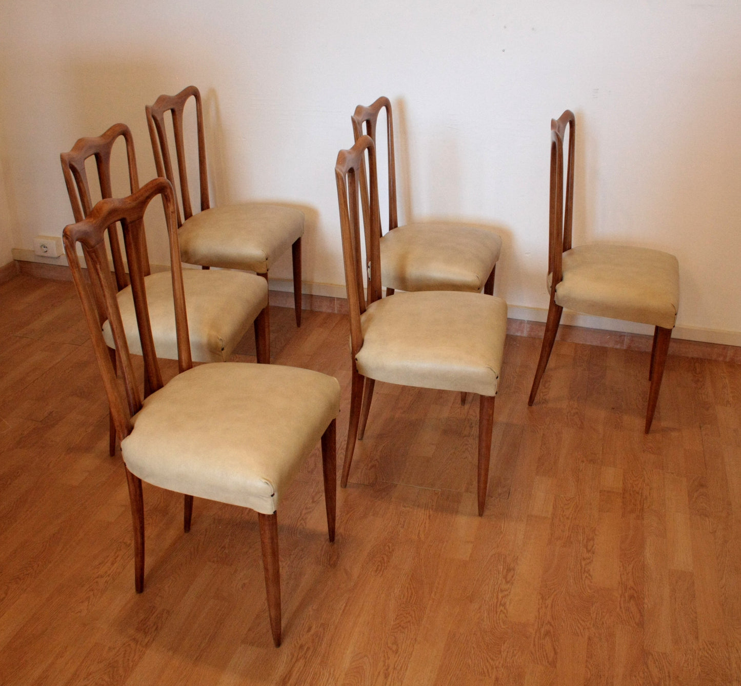 Sedie vintage in legno con sedili beige, design casa anni 1960 Italia