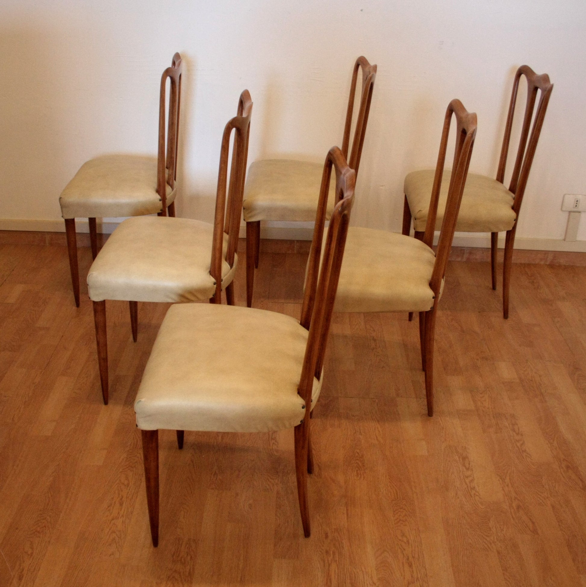 Sedie in legno vintage con rivestimenti, perfette per un design casa mid-century Italia